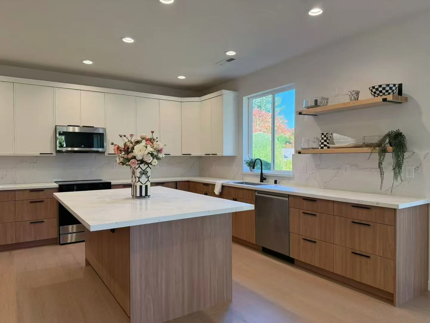 Slim Simply White + Kanas Oak Project completed interior