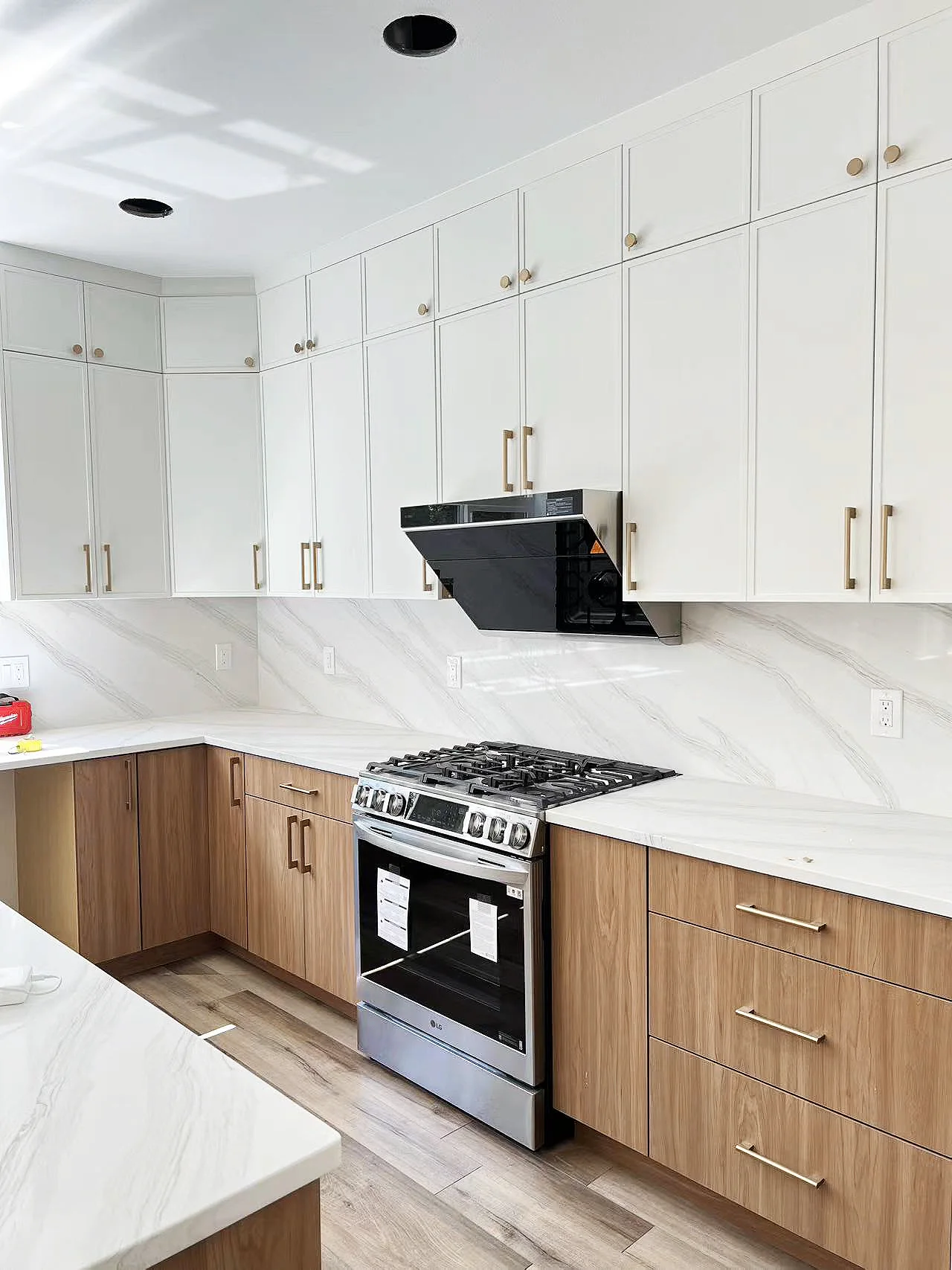 Slim Simply White + Kanas Oak Project completed interior